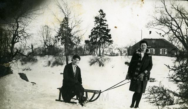 KKE 906.jpg - „Sportsmenki z VIII klasy”. Od prawej: pierwsza Łucja Kossarska, Poniewież, 1931 r.